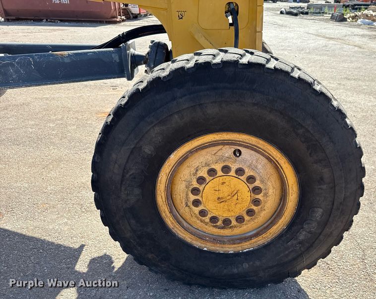 image for item DO7192 2005 John Deere 672D motor grader