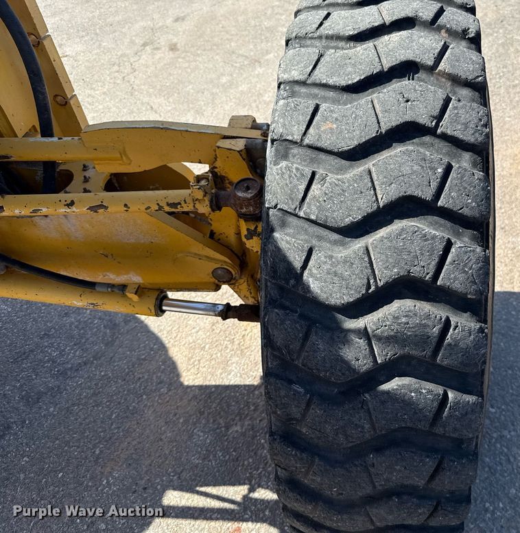 image for item DO7192 2005 John Deere 672D motor grader