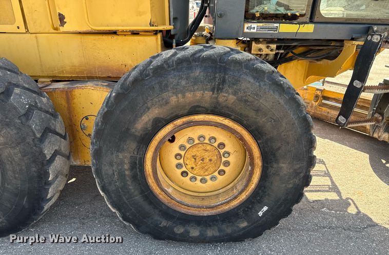 image for item DO7192 2005 John Deere 672D motor grader