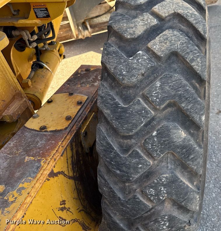 image for item DO7192 2005 John Deere 672D motor grader