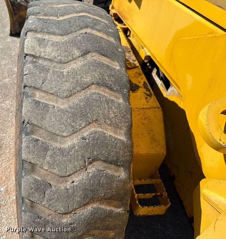 image for item DO7192 2005 John Deere 672D motor grader