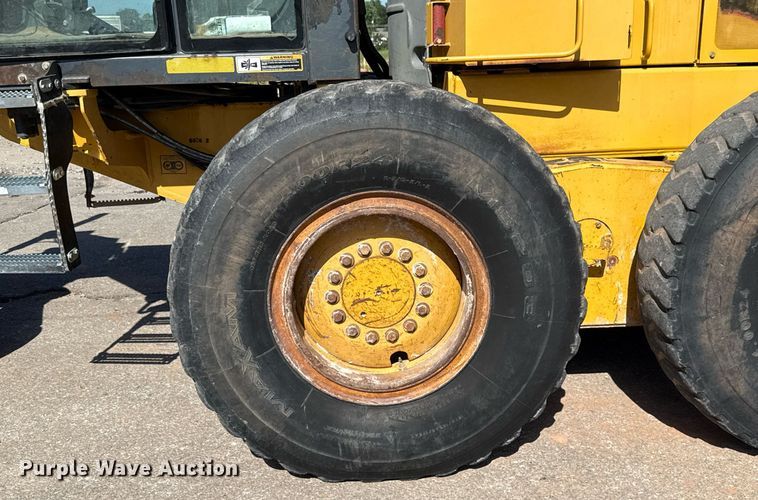 image for item DO7192 2005 John Deere 672D motor grader