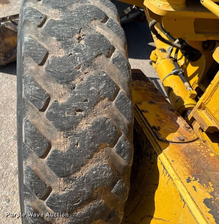 image for item DO7192 2005 John Deere 672D motor grader