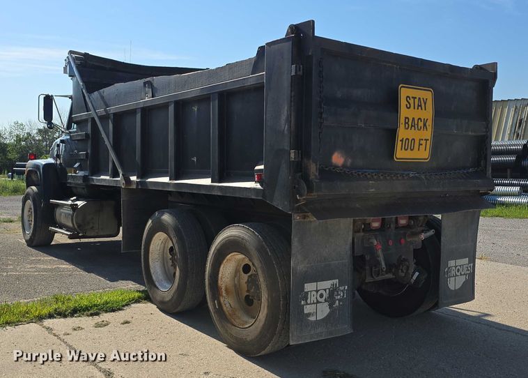 image for item DR3942 1995 Ford L8000 dump truck