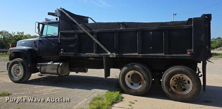 image for item DR3942 1995 Ford L8000 dump truck