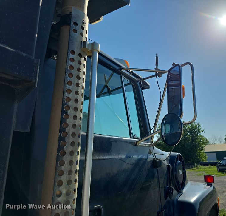 image for item DR3942 1995 Ford L8000 dump truck