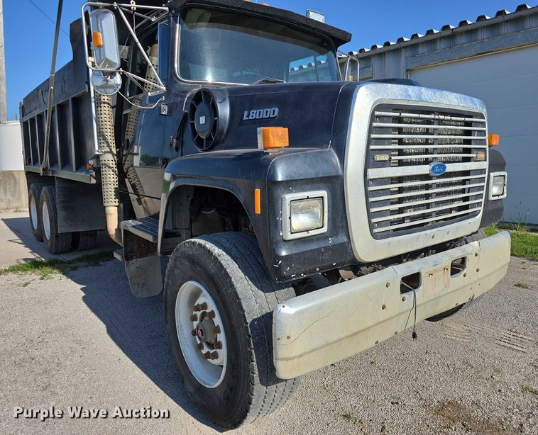 image for item DR3942 1995 Ford L8000 dump truck