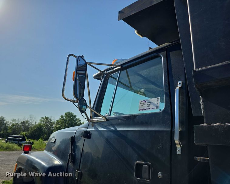 image for item DR3942 1995 Ford L8000 dump truck