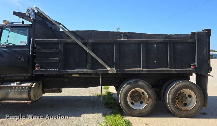 image for item DR3942 1995 Ford L8000 dump truck