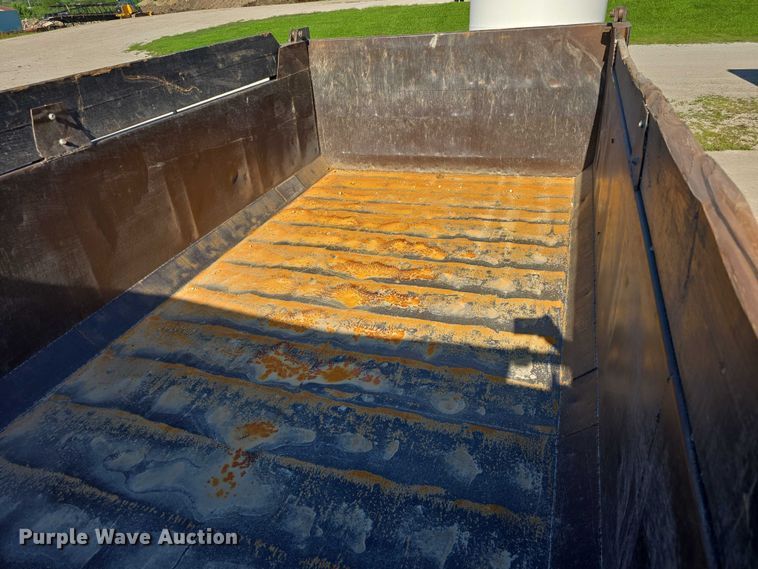 image for item DR3942 1995 Ford L8000 dump truck