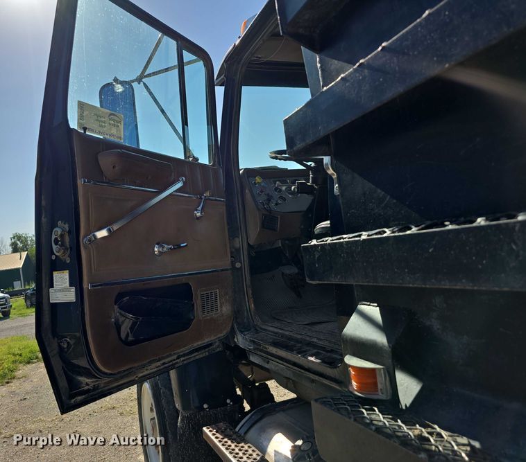 image for item DR3942 1995 Ford L8000 dump truck