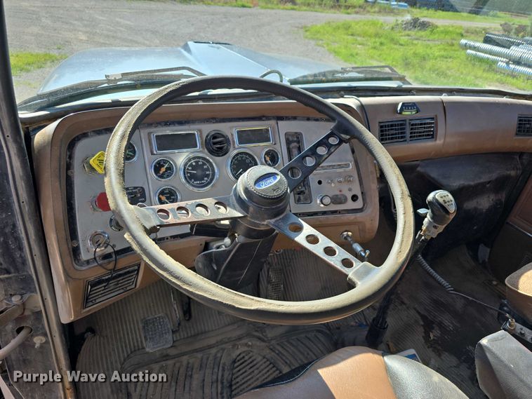 image for item DR3942 1995 Ford L8000 dump truck