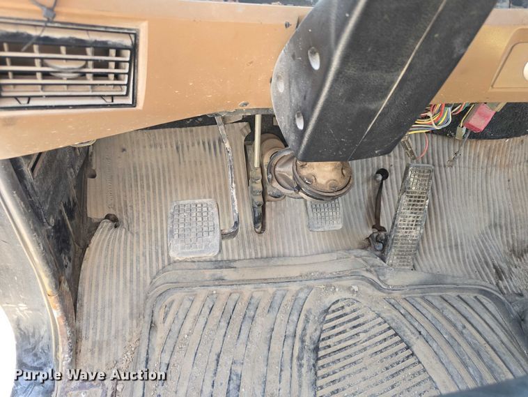 image for item DR3942 1995 Ford L8000 dump truck