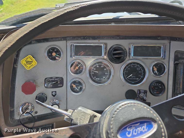 image for item DR3942 1995 Ford L8000 dump truck