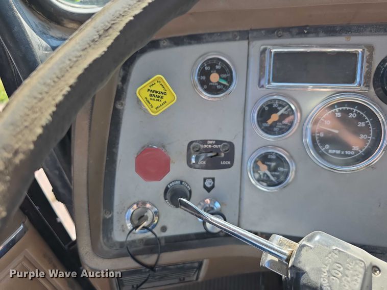 image for item DR3942 1995 Ford L8000 dump truck