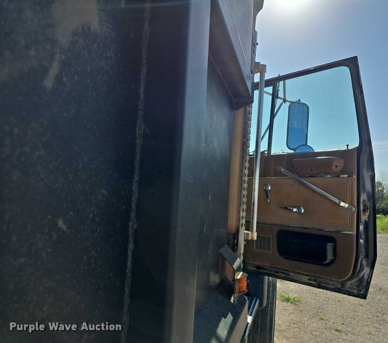 image for item DR3942 1995 Ford L8000 dump truck