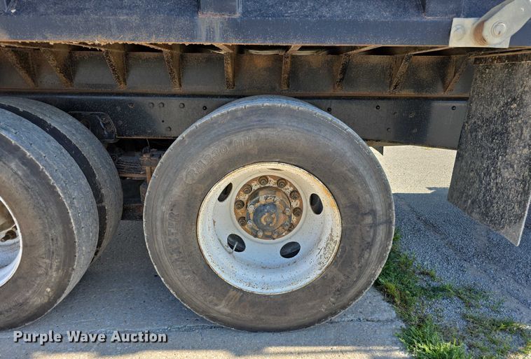 image for item DR3942 1995 Ford L8000 dump truck