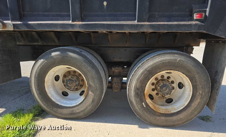 image for item DR3942 1995 Ford L8000 dump truck