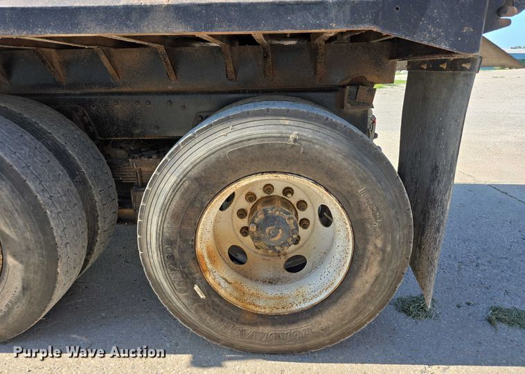 image for item DR3942 1995 Ford L8000 dump truck