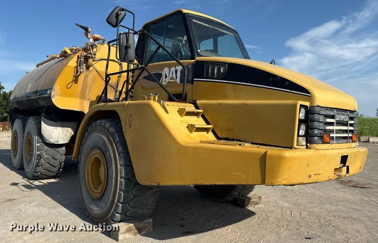 image for item DS3832 2005 Caterpillar 740 water wagon
