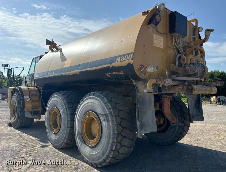 image for item DS3832 2005 Caterpillar 740 water wagon