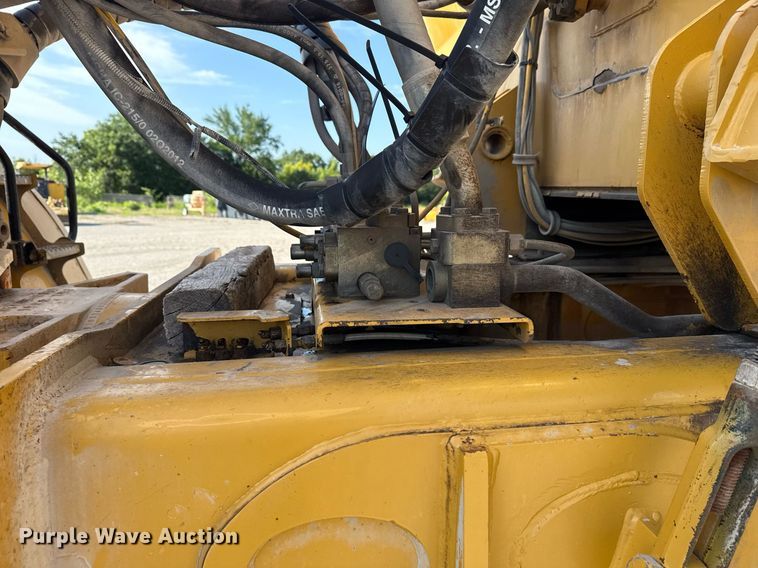 image for item DS3832 2005 Caterpillar 740 water wagon