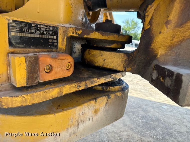 image for item DS3832 2005 Caterpillar 740 water wagon