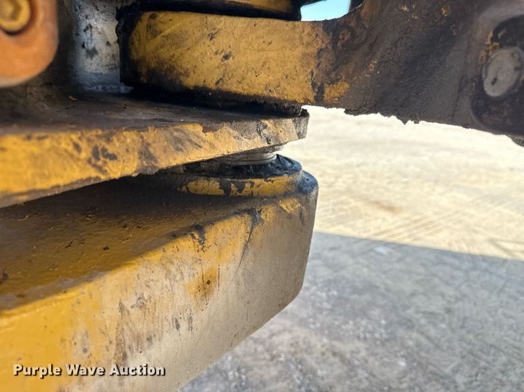 image for item DS3832 2005 Caterpillar 740 water wagon