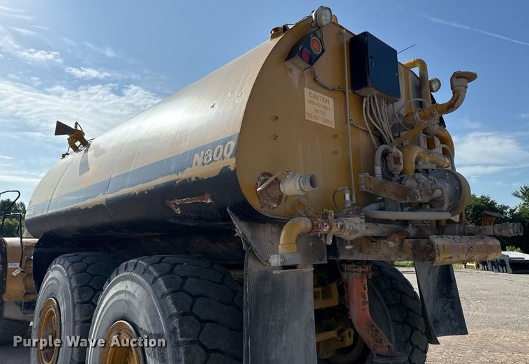 image for item DS3832 2005 Caterpillar 740 water wagon