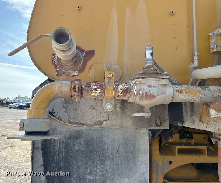 image for item DS3832 2005 Caterpillar 740 water wagon
