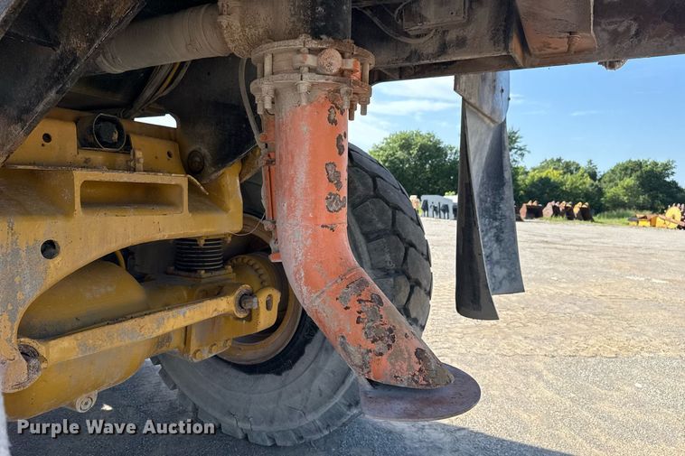 image for item DS3832 2005 Caterpillar 740 water wagon