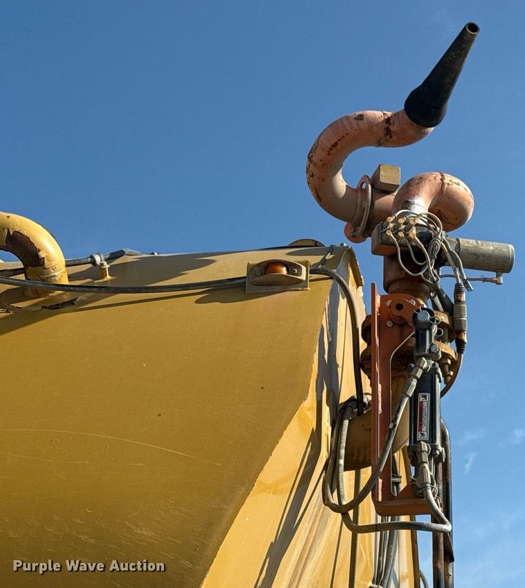 image for item DS3832 2005 Caterpillar 740 water wagon