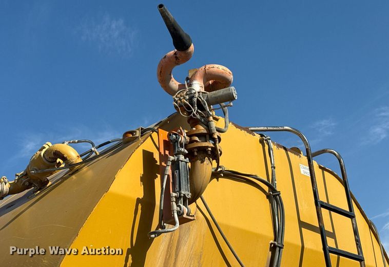 image for item DS3832 2005 Caterpillar 740 water wagon