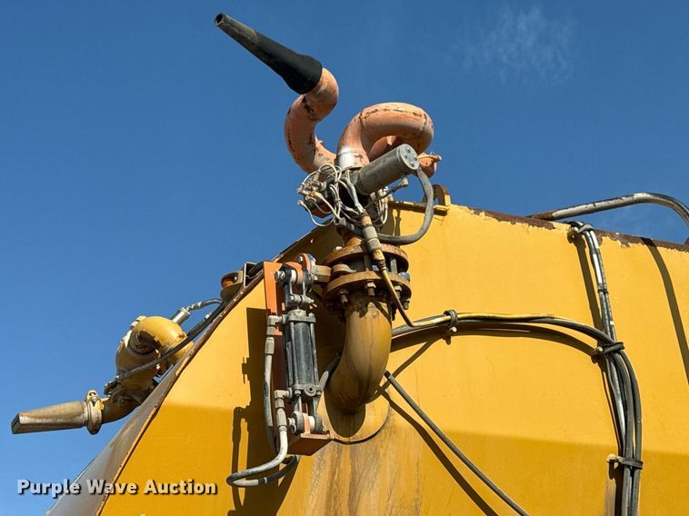 image for item DS3832 2005 Caterpillar 740 water wagon
