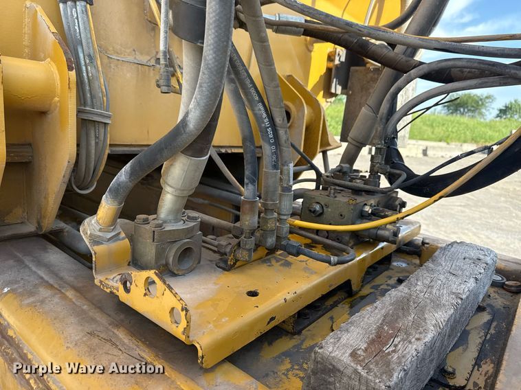 image for item DS3832 2005 Caterpillar 740 water wagon