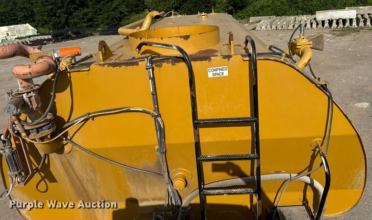 image for item DS3832 2005 Caterpillar 740 water wagon