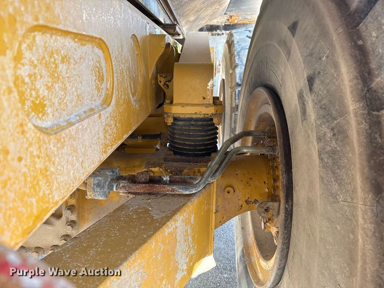 image for item DS3832 2005 Caterpillar 740 water wagon