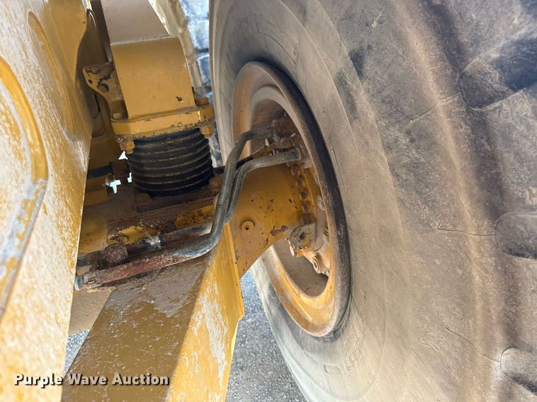 image for item DS3832 2005 Caterpillar 740 water wagon