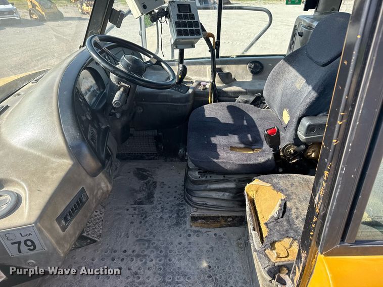 image for item DS3832 2005 Caterpillar 740 water wagon