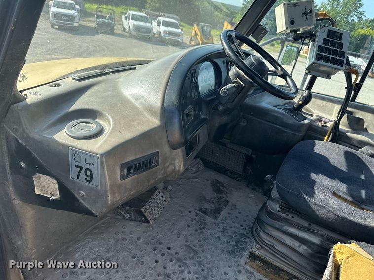 image for item DS3832 2005 Caterpillar 740 water wagon