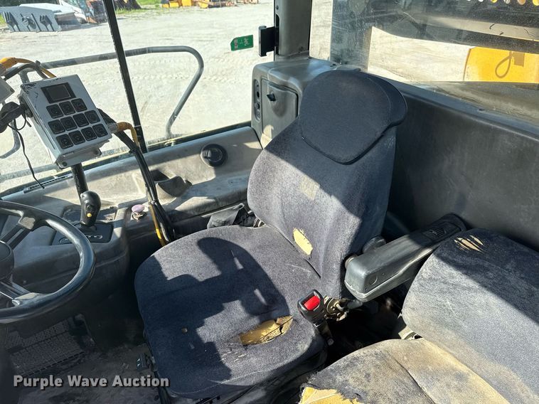 image for item DS3832 2005 Caterpillar 740 water wagon