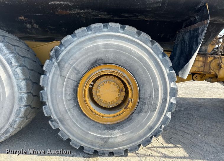 image for item DS3832 2005 Caterpillar 740 water wagon