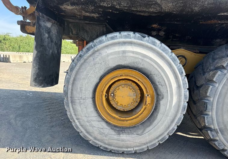 image for item DS3832 2005 Caterpillar 740 water wagon