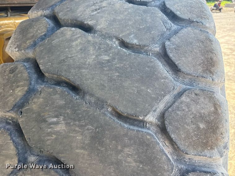 image for item DS3832 2005 Caterpillar 740 water wagon