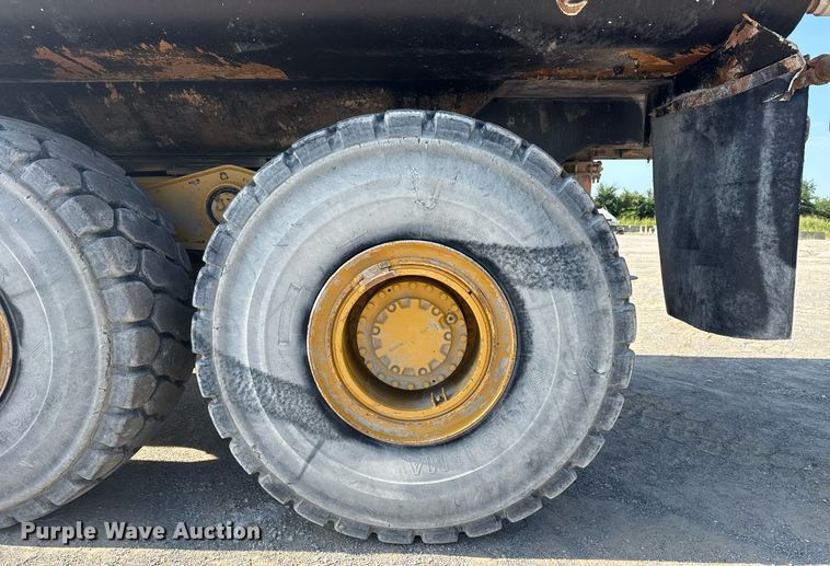 image for item DS3832 2005 Caterpillar 740 water wagon