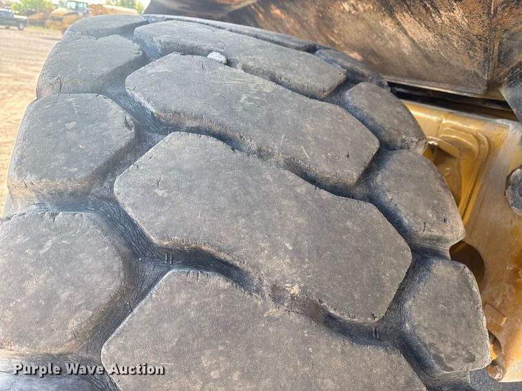 image for item DS3832 2005 Caterpillar 740 water wagon