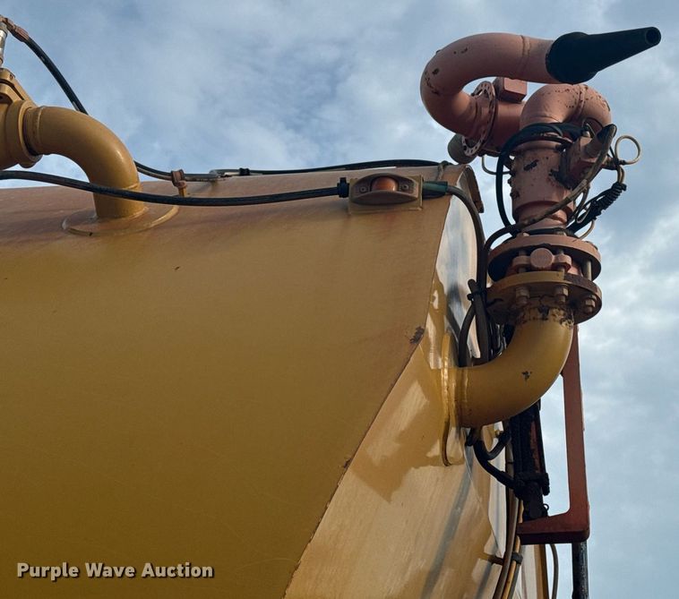 image for item DS3833 2006 Caterpillar 740 water wagon