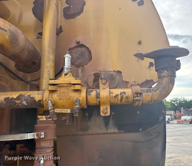 image for item DS3833 2006 Caterpillar 740 water wagon