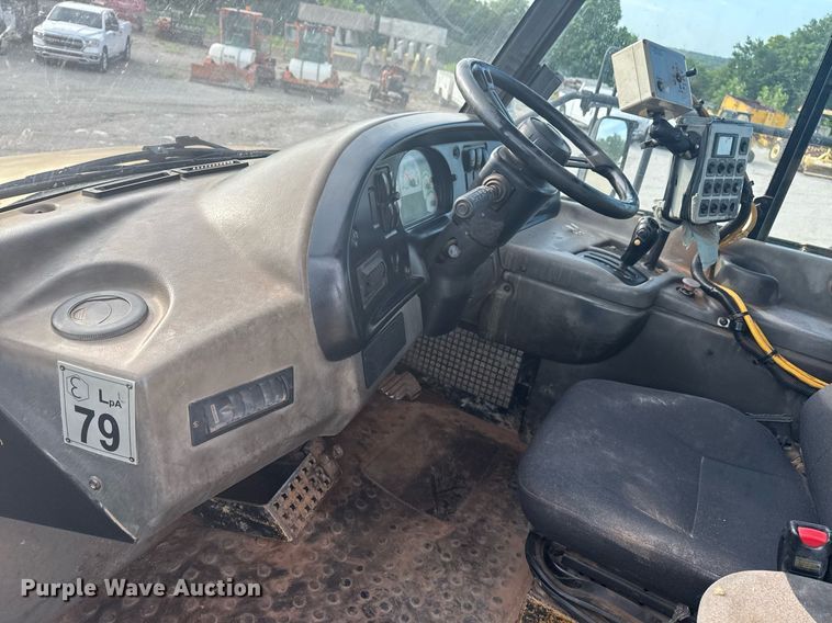 image for item DS3833 2006 Caterpillar 740 water wagon