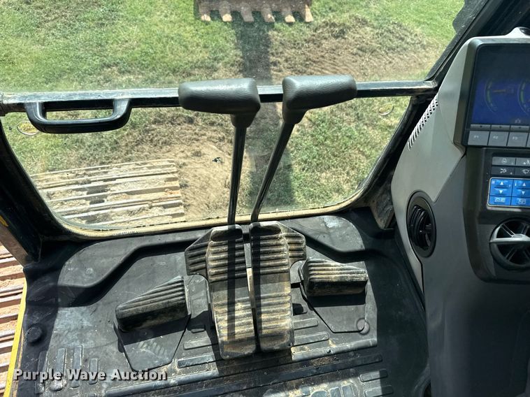 image for item DS3841 2012 Komatsu PC240LC-10 excavator